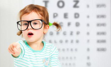 什么年齡孩子容易發(fā)生近視 孩子近視的常見誤區(qū)