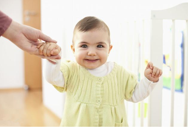 嬰兒過早站立會導致腿彎嗎 過早扶站對寶寶有什么危害