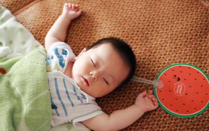 寶寶睡覺滿床打滾是什么原因 如何提高寶寶睡眠質量