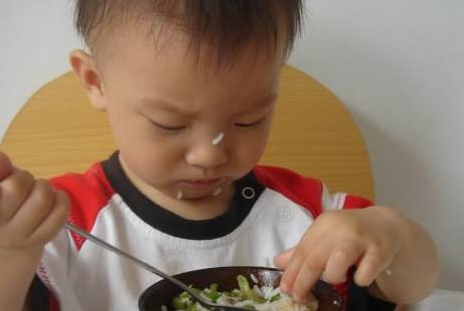 寶寶填鴨式喂養有什么影響 填鴨式喂養的壞處 寶寶填鴨式喂養有什么影響 填鴨式喂養的壞處