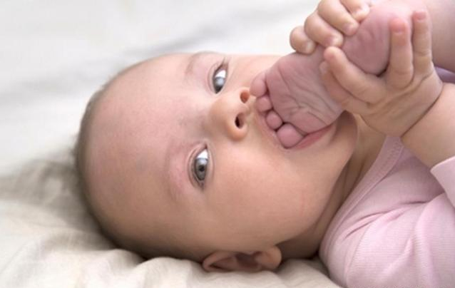 1到12個月寶寶發(fā)育標準是什么 1~12個月寶寶發(fā)育標準