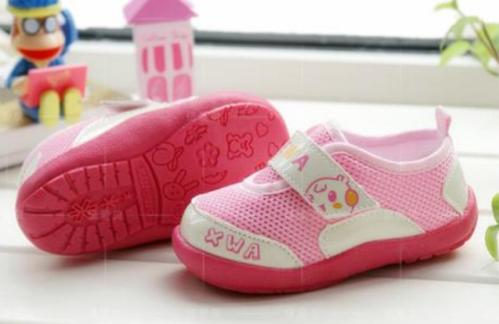 寶寶剛開(kāi)始走路要不要穿鞋 寶寶鞋子選擇建議