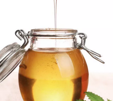 8個月的寶寶可以和蜂蜜水嗎 寶寶哭鬧可以給糖吃嗎