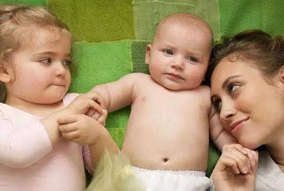 大寶和二寶爭寵怎么辦 兩個孩子爭寵解決辦法 大寶和二寶爭寵怎么辦 兩個孩子爭寵解決辦法