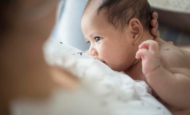 寶寶喝奶發脾氣是怎么回事 寶寶喝奶發脾氣是厭奶期嗎 寶寶喝奶發脾氣是怎么回事 寶寶喝奶發脾氣是厭奶期嗎