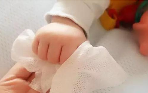 新生兒大便后可以用濕紙巾擦嗎 大便后怎么給寶寶擦屁股最好