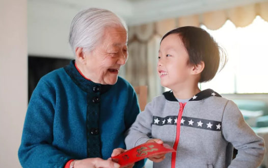 老人帶娃需要給錢(qián)嗎 老人帶娃給多少錢(qián)好