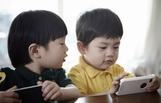 孩子玩手機會影響智力嗎 孩子玩手機多長時間最好