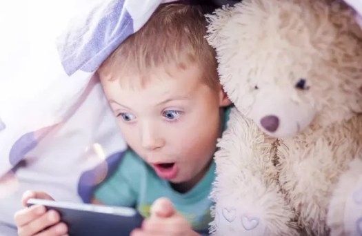 孩子玩手機會影響智力嗎 孩子玩手機多長時間最好