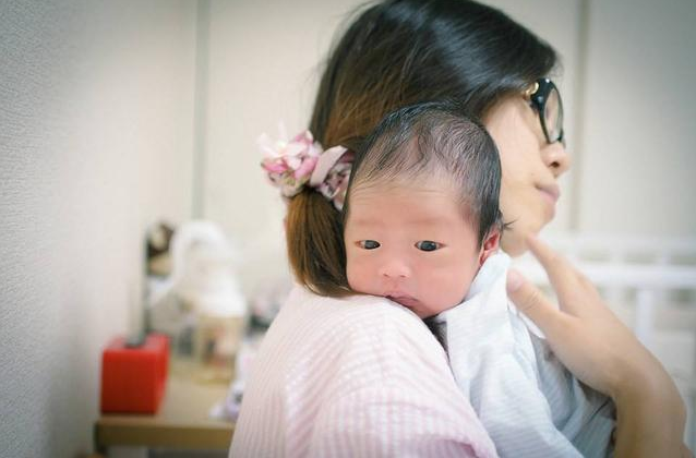 嬰兒每次拍嗝要拍多久 緩解寶寶打嗝癥狀的方法