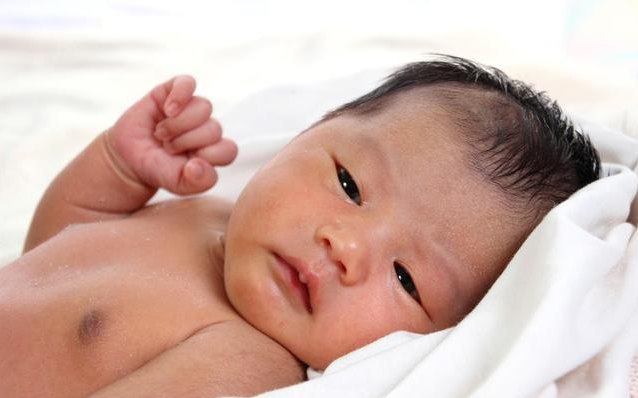 寶寶頭發稀少發黃是怎么回事 寶寶頭發稀少發黃的原因