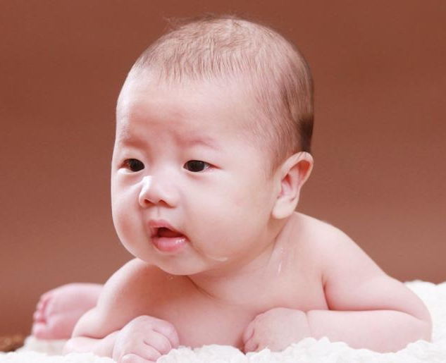 寶寶頭發稀少發黃是怎么回事 寶寶頭發稀少發黃的原因