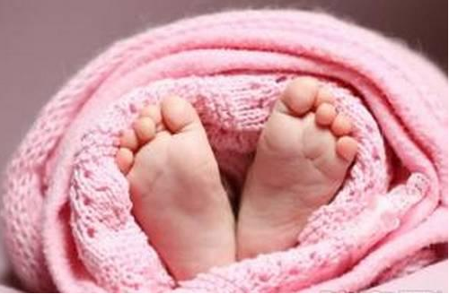 給嬰兒綁腿能讓腿變直嗎 給新生兒綁腿的危害