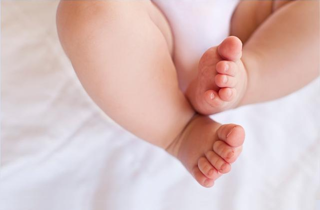 給嬰兒綁腿能讓腿變直嗎 給新生兒綁腿的危害