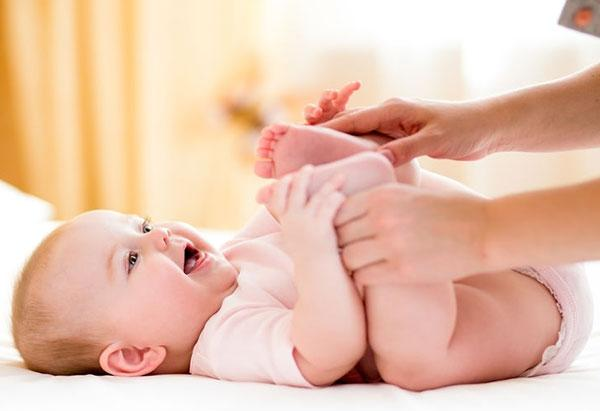 給嬰兒綁腿能讓腿變直嗎 給新生兒綁腿的危害
