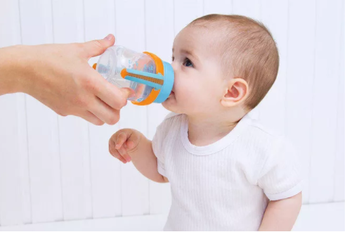 孩子喝水少有什么危害 各年齡階段寶寶的喝水準則 孩子喝水少有什么危害 各年齡階段寶寶的喝水準則