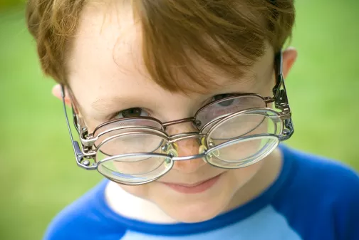 影響孩子視力的行為表現(xiàn)有哪些 孩子近視的8大危害