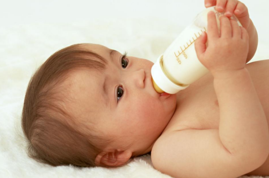 喝奶粉還要補(bǔ)充維生素D嗎 喝奶粉補(bǔ)充維生素D會(huì)過(guò)量嗎