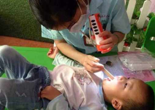 愛吃糖的孩子一定會蛀牙嗎 孩子長蛀牙和什么有關 愛吃糖的孩子一定會蛀牙嗎 孩子長蛀牙和什么有關