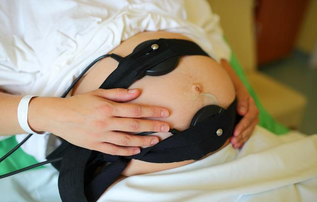 胎心率突然降到100正常嗎 胎心監護不合格怎么辦