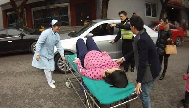 羊水破了是要生了嗎 在去醫院路上羊水破了怎么辦 羊水破了是要生了嗎 在去醫院路上羊水破了怎么辦