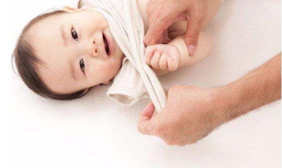 寶寶手心出汗是熱嗎 寶寶手心出汗是怎么回事