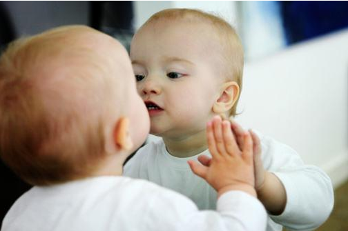 小寶寶可以照鏡子嗎 寶寶照鏡子的好處 小寶寶可以照鏡子嗎 寶寶照鏡子的好處