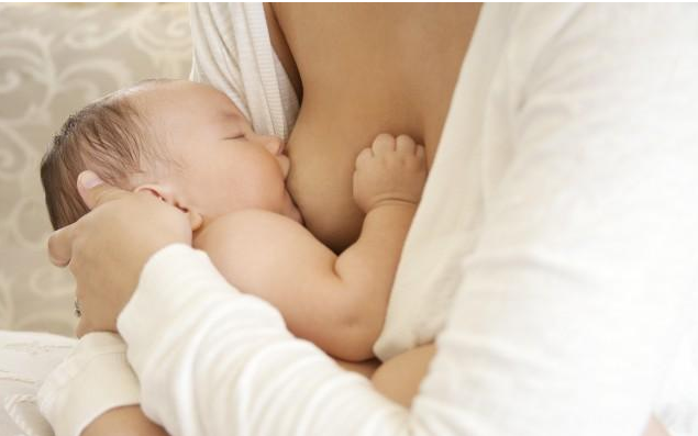 坐月子什么喂奶姿勢最好 坐月子喂奶的正確姿勢