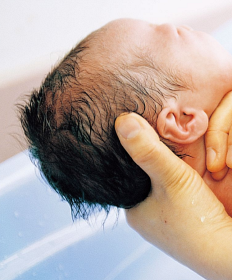 新生兒第一次洗澡的時間 如何幫助新生兒洗澡