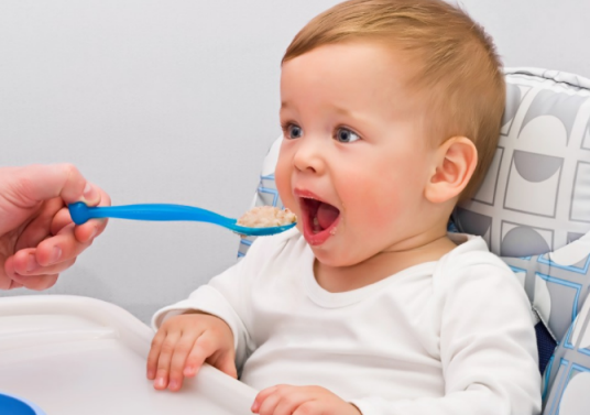 寶寶輔食一頓吃多少合適 0-2歲寶寶輔食量大全