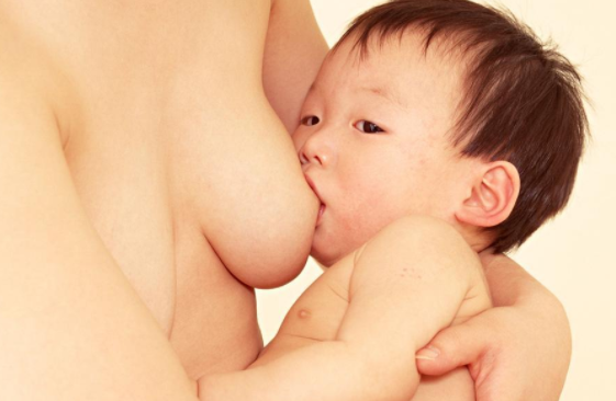 寶寶吃偏奶了怎么辦 媽媽大小奶了怎么辦