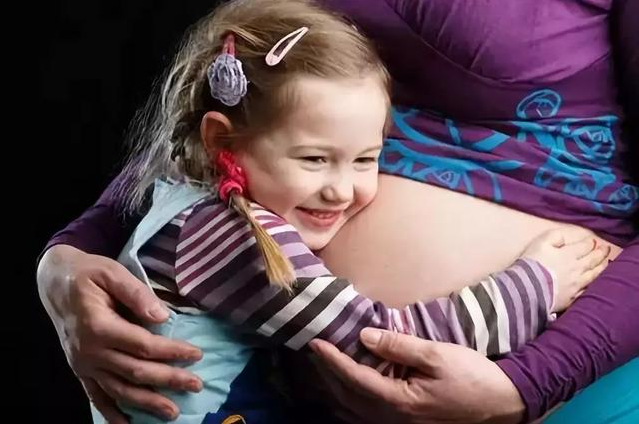 大寶對(duì)二寶的態(tài)度和什么有關(guān) 父母怎么平衡大寶和二寶之間的愛 大寶對(duì)二寶的態(tài)度和什么有關(guān) 父母怎么平衡大寶和二寶之間的愛