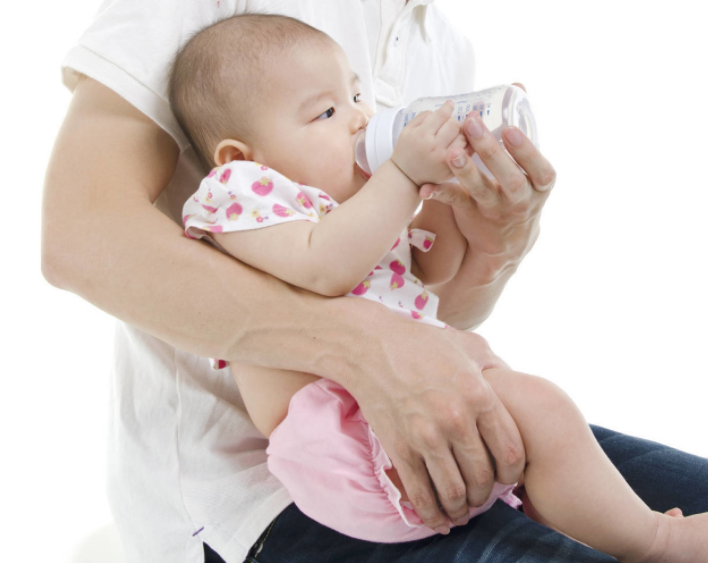 寶寶吃飯喂水好嗎 什么情況下最好不要給寶寶喂水