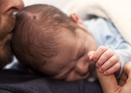 爸爸怎么哄寶寶睡覺 爸爸哄孩子睡覺的方法