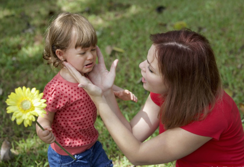 孩子不停哭鬧要哄嗎 孩子不停哭鬧應不應該哄 孩子不停哭鬧要哄嗎 孩子不停哭鬧應不應該哄