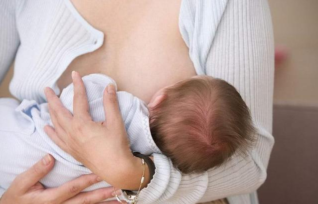 小孩子打嗝怎么喂奶 寶寶打嗝后多久可以喂奶