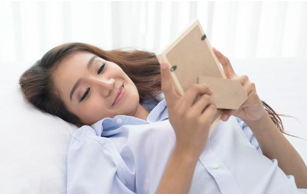 女性坐月子可以玩手機(jī)嗎 女性坐月子期間最好不要做哪些事