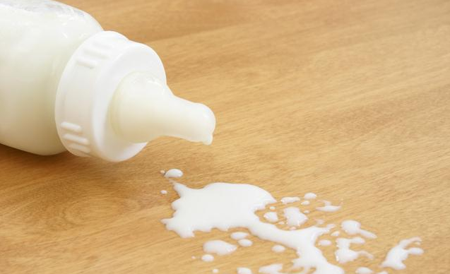 什么樣的吐奶算是正常吐奶 嬰兒正常吐奶和生病吐奶有什么不同