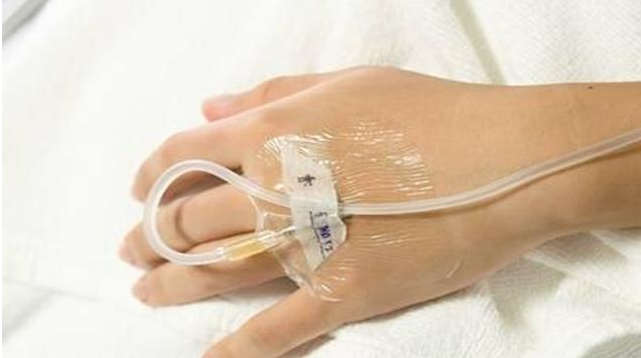 為什么寶寶輸液扎針在頭部 寶寶輸液在頭部扎針對大腦有影響嗎