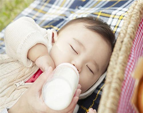 嬰兒奶粉中的卡拉膠會致癌嗎 如何給寶寶挑選合適健康的奶粉