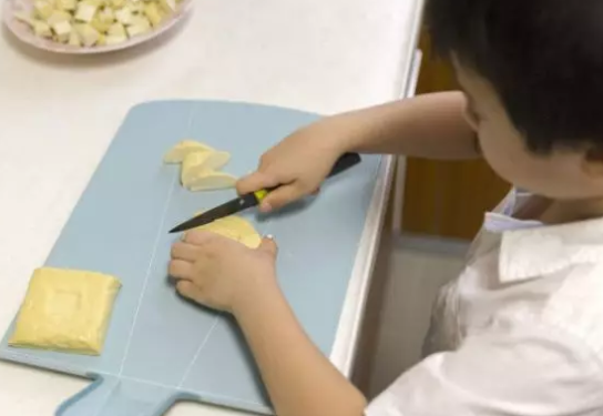 讓孩子做家務給代幣好嗎 怎么讓孩子養成做家務的好習慣