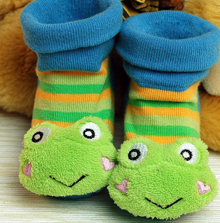 寶寶扯襪子上癮是怎回事 天冷寶寶可以穿厚襪子嗎 寶寶扯襪子上癮是怎回事 天冷寶寶可以穿厚襪子嗎