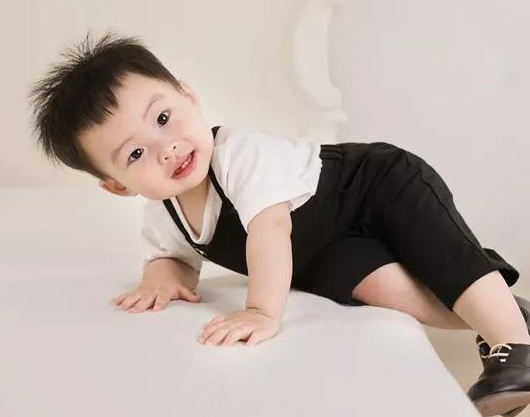 寶寶扯襪子上癮是怎回事 天冷寶寶可以穿厚襪子嗎 寶寶扯襪子上癮是怎回事 天冷寶寶可以穿厚襪子嗎