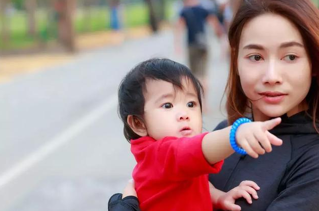 寶寶晚說(shuō)話的原因 引導(dǎo)寶寶說(shuō)話的方法