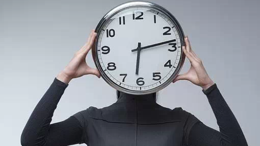 寶寶睡著到了吃奶時間需要叫醒嗎 寶寶吃奶睡覺時間表