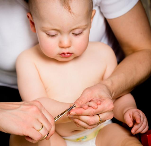 晚上不能給寶寶剪指甲嗎 給寶寶修剪指甲要注意的事情