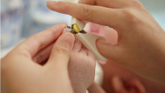 晚上不能給寶寶剪指甲嗎 給寶寶修剪指甲要注意的事情