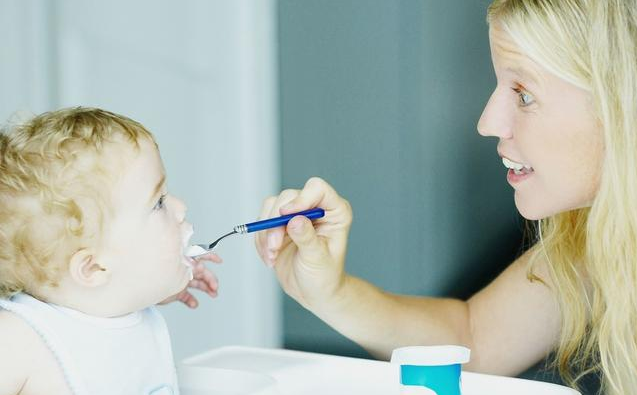 寶寶第一口輔食為什么要吃米粉 嬰兒米粉要吃多久 寶寶第一口輔食為什么要吃米粉 嬰兒米粉要吃多久