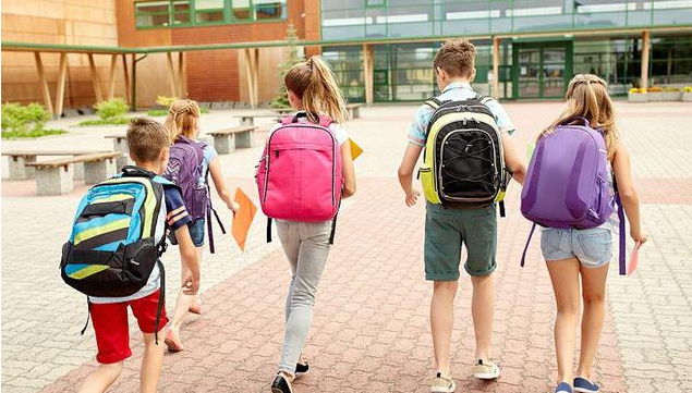 父母應(yīng)該給孩子背書包嗎 孩子書包重量健康標(biāo)準(zhǔn)是是多少