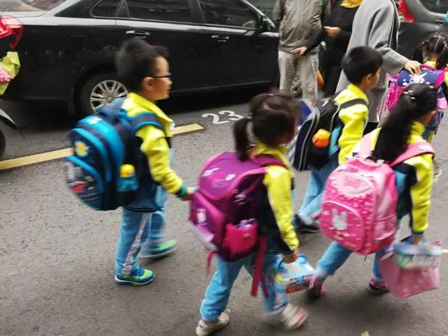 父母應(yīng)該給孩子背書包嗎 孩子書包重量健康標(biāo)準(zhǔn)是是多少